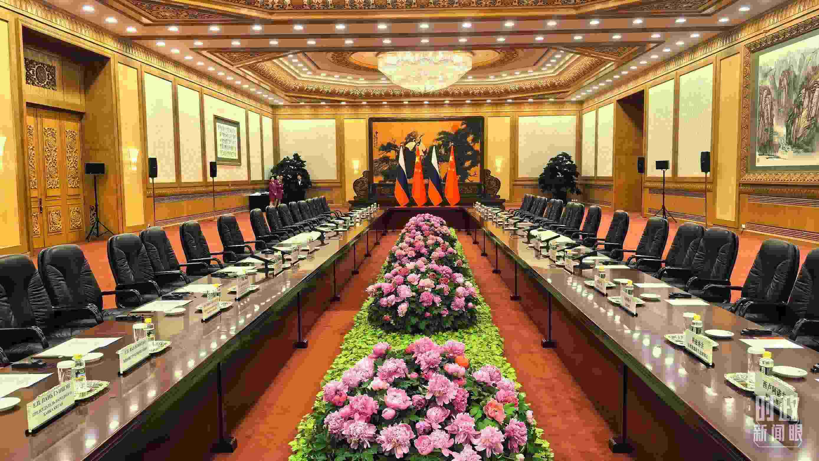 △中俄兩國元首隨后主持大范圍會談，這是會談開始前的現(xiàn)場。（總臺央視記者鄂介甫拍攝）