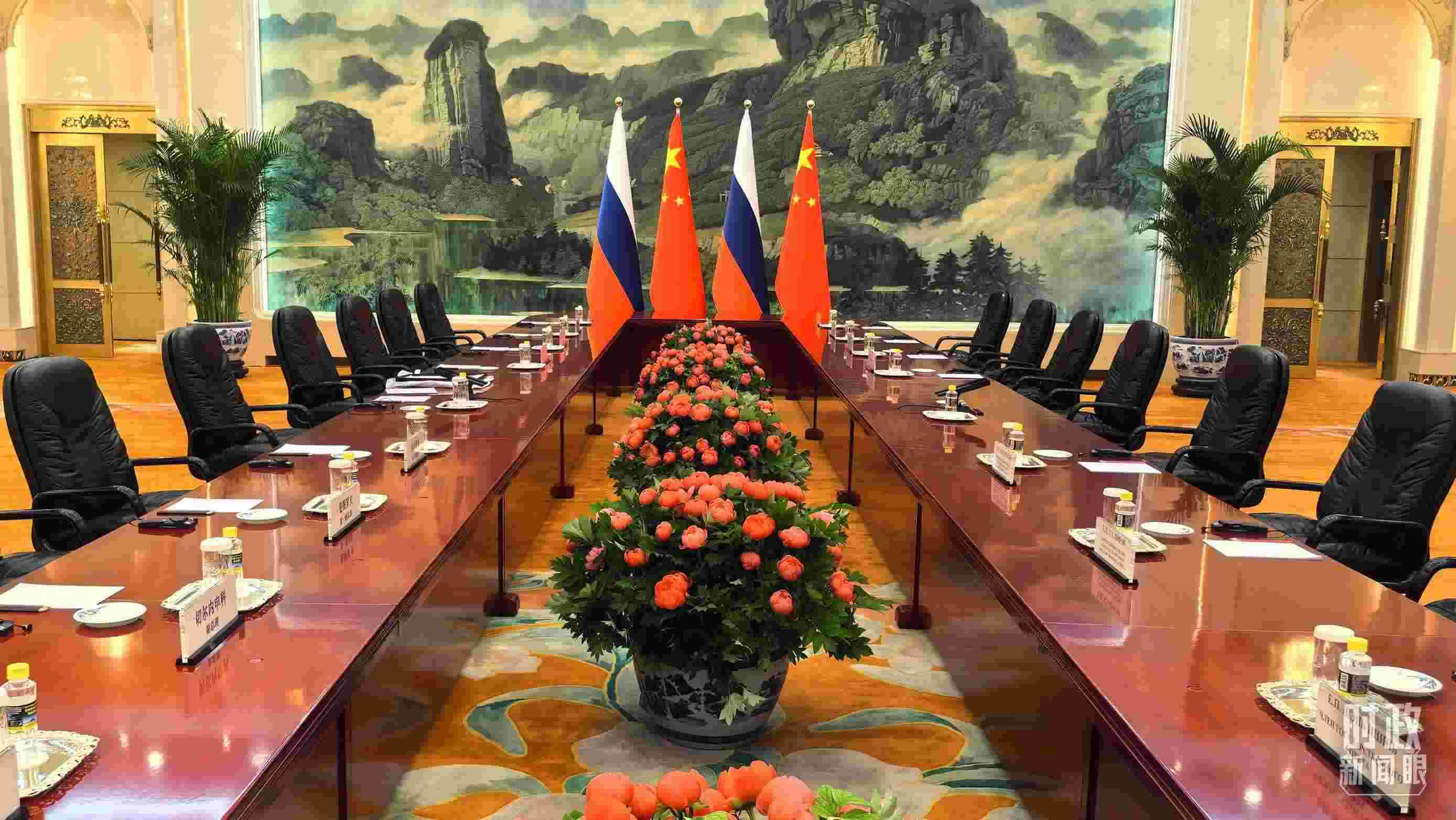 △中俄兩國元首首先舉行小范圍會談，這是會談開始前的現(xiàn)場。（總臺央視記者鄂介甫拍攝）