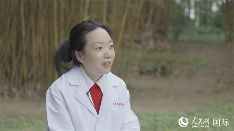 三星堆博物館文物修復(fù)師謝麗接受人民網(wǎng)采訪。人民網(wǎng)記者 張榮攝