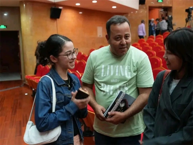 阿爾及利亞市民拉納·艾薩尼和她父親現(xiàn)場(chǎng)聆聽中阿交響樂演出 。蘇州交響樂團(tuán)供圖