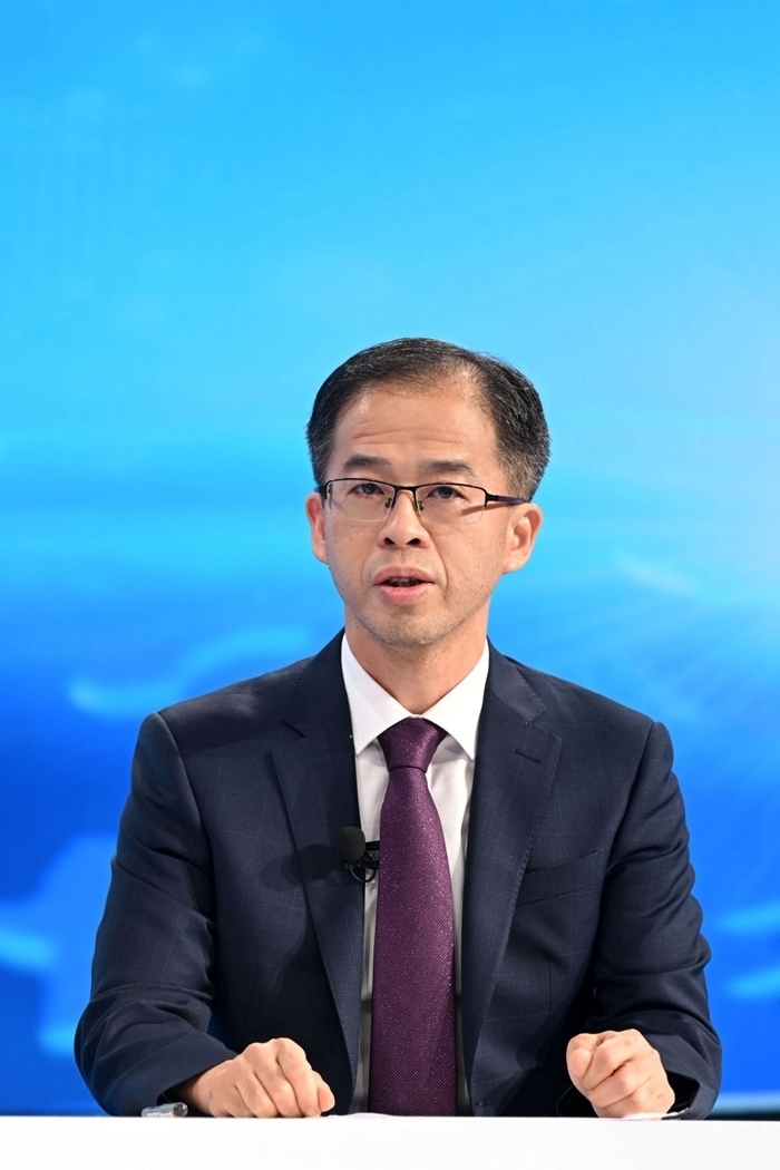 商務(wù)部政研室副主任丁維順在“中國(guó)經(jīng)濟(jì)圓桌會(huì)”錄制現(xiàn)場(chǎng)交流發(fā)言。新華社記者 金良快 攝