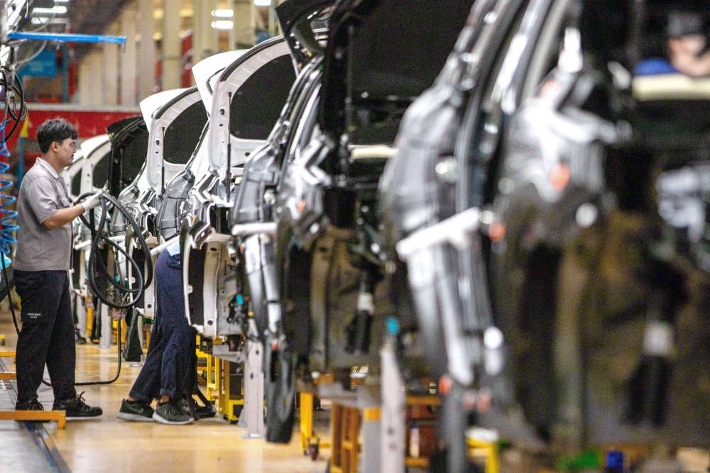 2023年9月7日，在位于泰國(guó)春武里府的上汽正大公司汽車工廠，工人在生產(chǎn)車間內(nèi)工作。新華社記者 王騰 攝