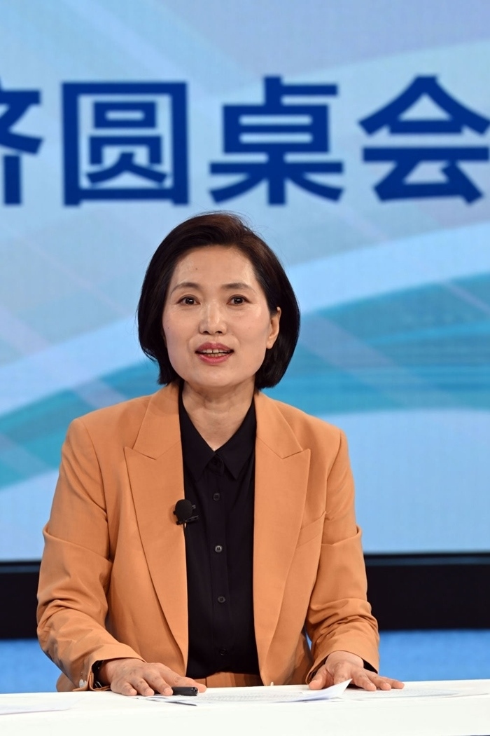 中國(guó)宏觀經(jīng)濟(jì)研究院對(duì)外經(jīng)濟(jì)研究所研究員曲鳳杰在“中國(guó)經(jīng)濟(jì)圓桌會(huì)”錄制現(xiàn)場(chǎng)交流發(fā)言。新華社記者 金良快 攝