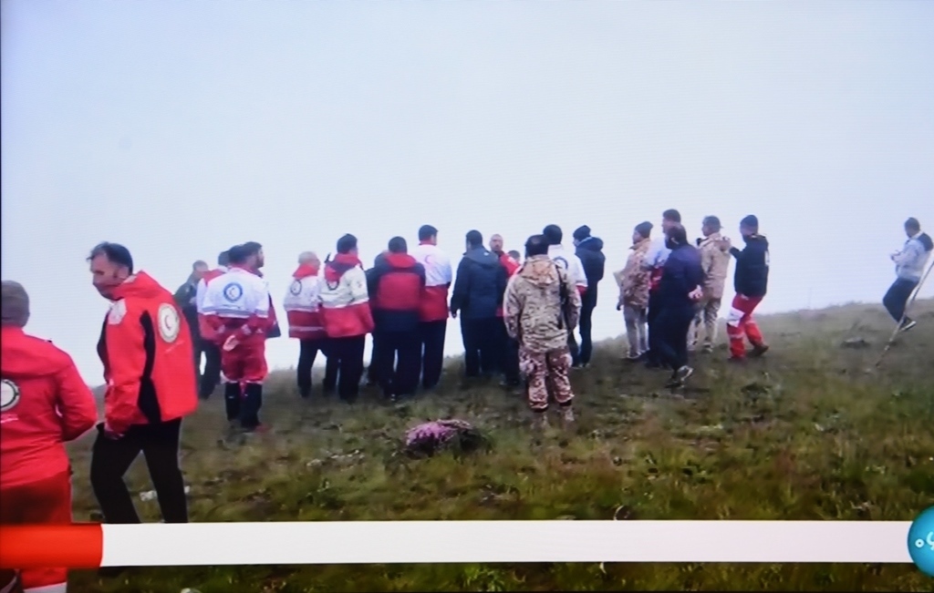 據(jù)伊朗邁赫爾通訊社5月20日?qǐng)?bào)道，伊朗總統(tǒng)萊希在直升機(jī)事故中遇難。這是5月20日拍攝的伊朗國(guó)家電視臺(tái)播放的救援人員抵達(dá)事故現(xiàn)場(chǎng)的畫(huà)面。 新華社記者 沙達(dá)提 攝