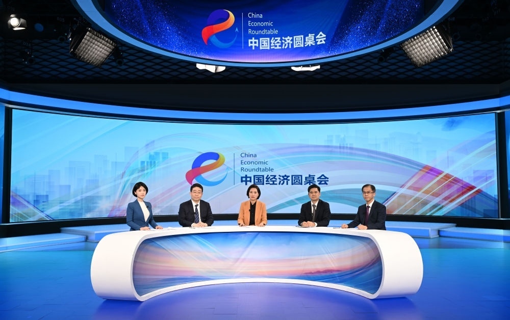 這是“中國(guó)經(jīng)濟(jì)圓桌會(huì)”錄制現(xiàn)場(chǎng)。新華社記者 金良快 攝