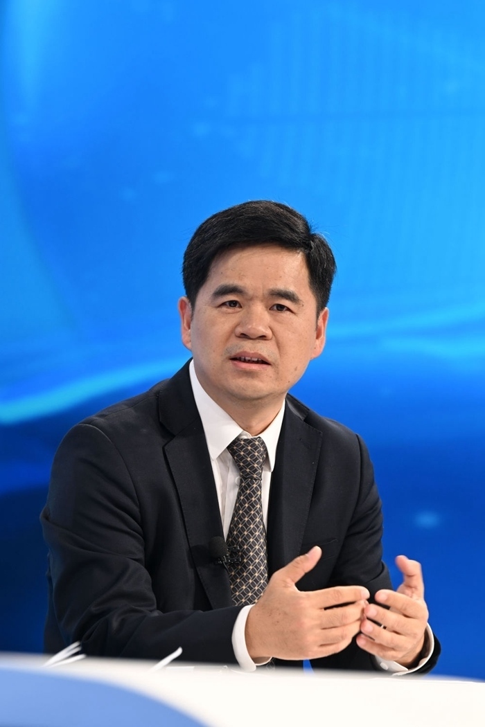 工業(yè)和信息化部運(yùn)行監(jiān)測(cè)協(xié)調(diào)局副局長(zhǎng)何海林在“中國(guó)經(jīng)濟(jì)圓桌會(huì)”錄制現(xiàn)場(chǎng)交流發(fā)言。新華社記者 金良快 攝