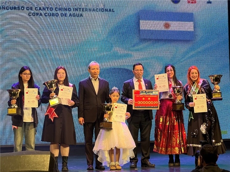 圖為中國駐阿根廷大使王衛(wèi)、阿根廷華文教育基金會(huì)會(huì)長劉芳勇為五名“金獎(jiǎng)”選手頒獎(jiǎng)（阿根廷拉普拉塔國立大學(xué)孔子學(xué)院供圖）