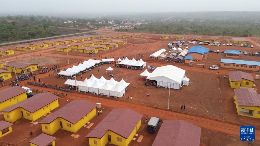 這是2023年12月16日在科特迪瓦北部城鎮(zhèn)費(fèi)爾凱塞杜古以北拍攝的旱港移民新村（無人機(jī)照片）。新華社發(fā)（中成股份科特迪瓦分公司供圖）