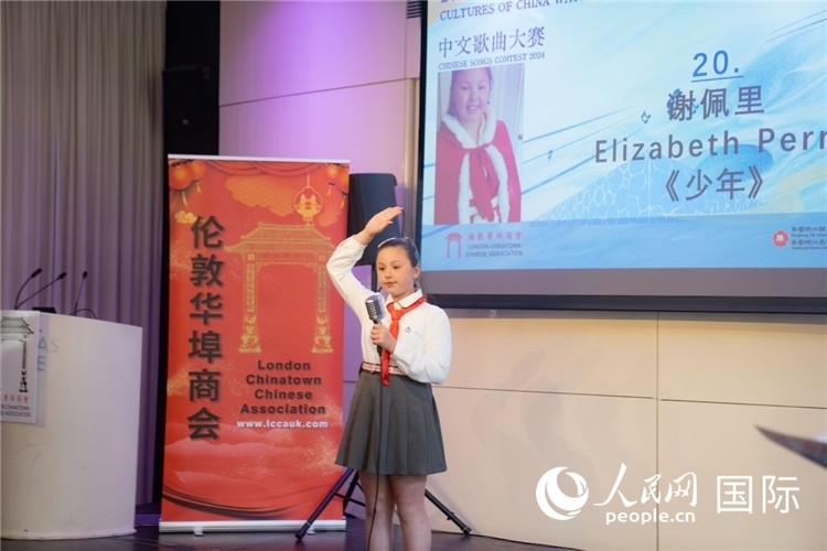 兒童組選手謝佩里演唱歌曲《少年》實習(xí)生劉船攝