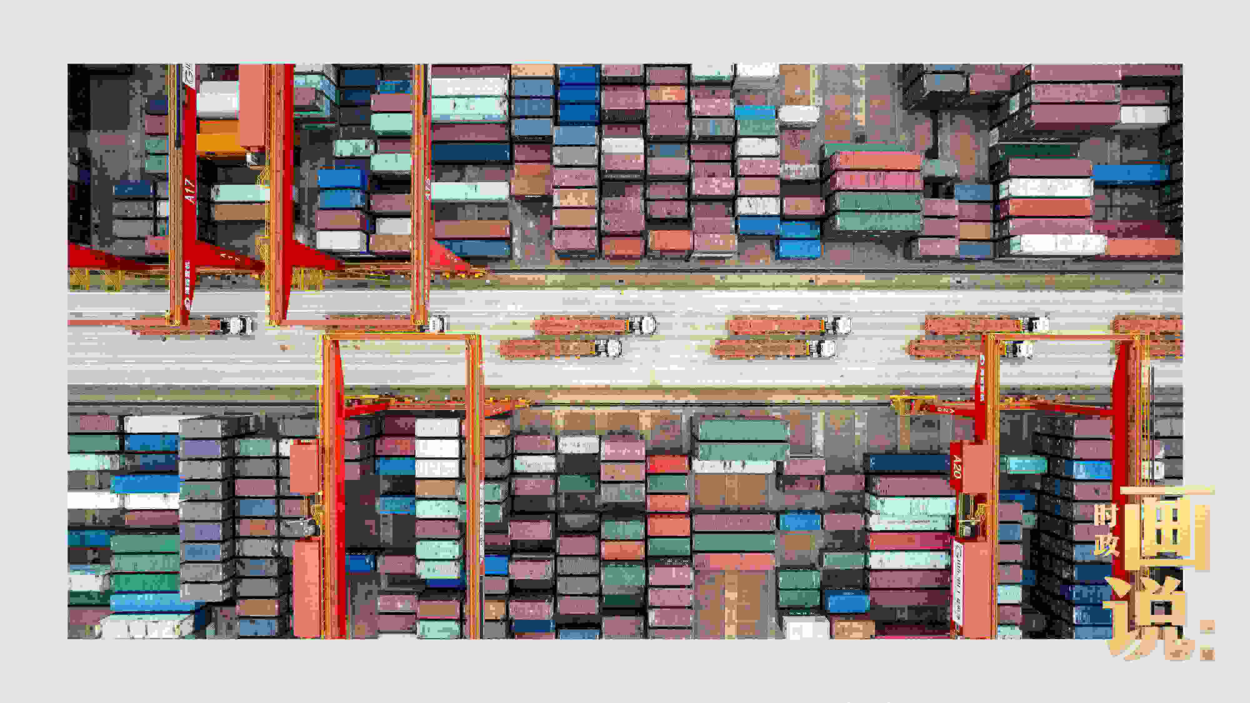 △相比于傳統(tǒng)碼頭，智慧、綠色的全自動(dòng)化集裝箱碼頭單機(jī)效率可提升50%，綜合成本降低70％，人力成本下降80%，每年可削減碳排放9720噸。