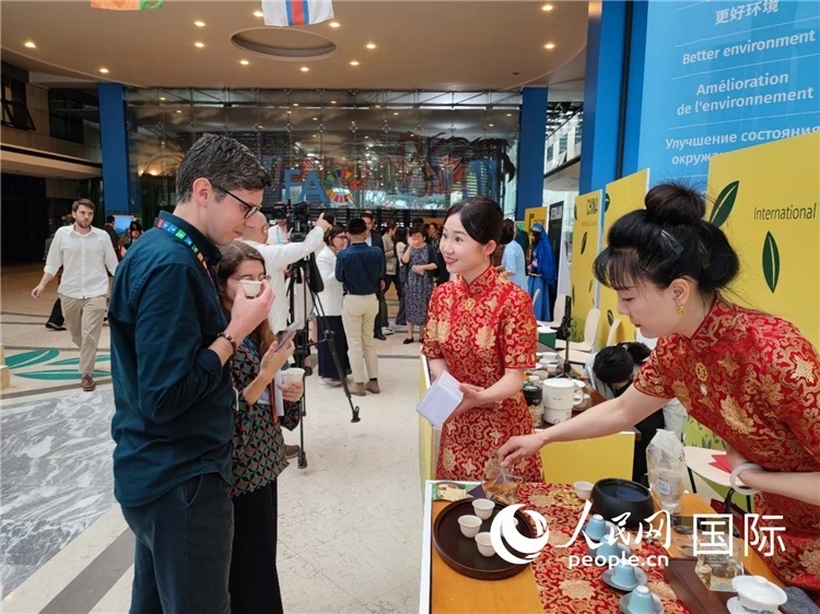 與會(huì)嘉賓在中國(guó)展臺(tái)品茶。 人民網(wǎng)記者 謝亞宏攝