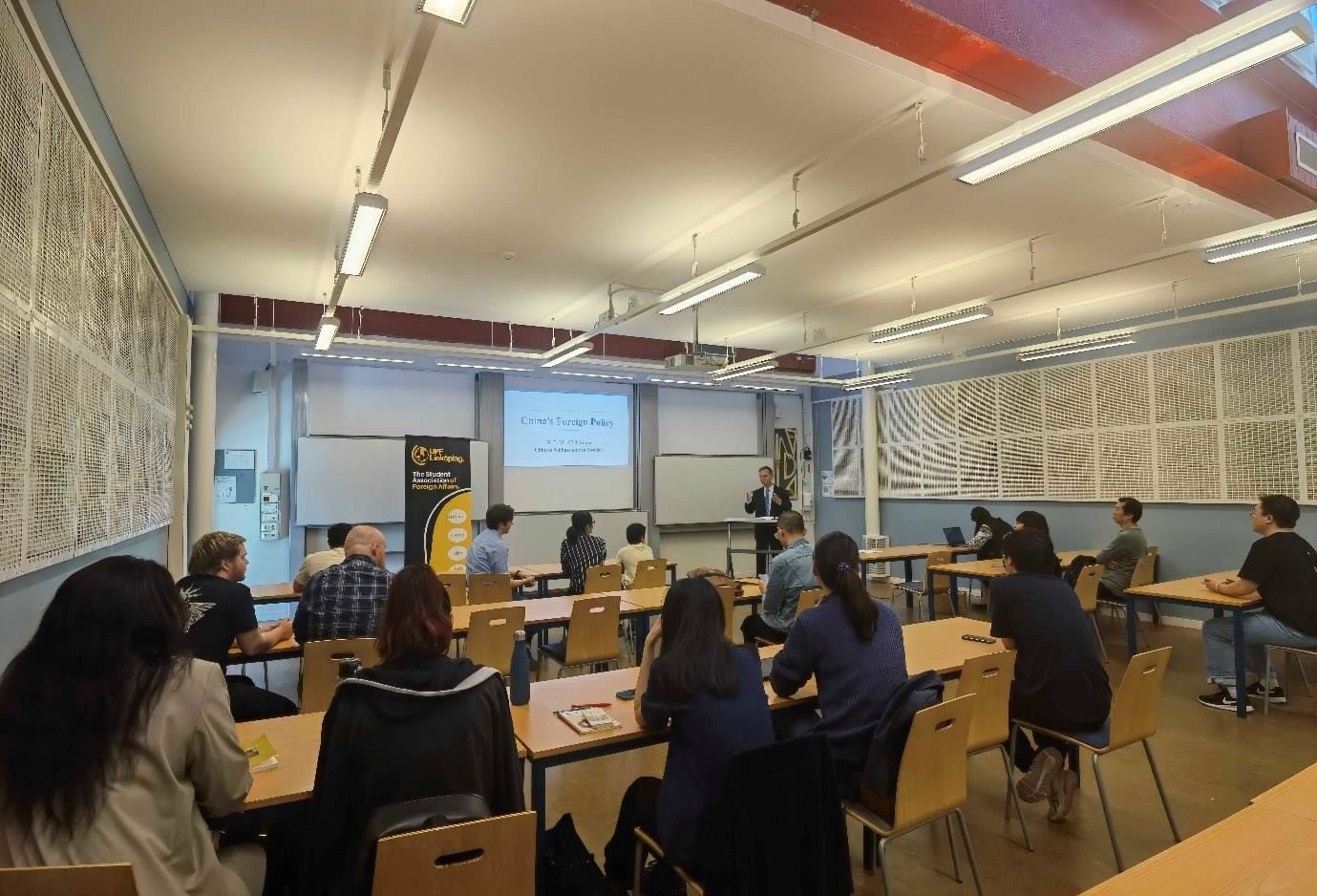 中國駐瑞典大使崔愛民與同學們互動并回答問題。中國駐瑞典大使館供圖