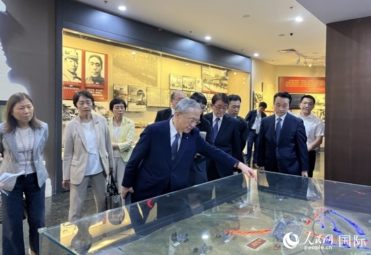 創(chuàng)價學會會長原田稔（中）與青年代表團成員訪問中國人民抗日戰(zhàn)爭紀念館。人民網記者 陳思攝