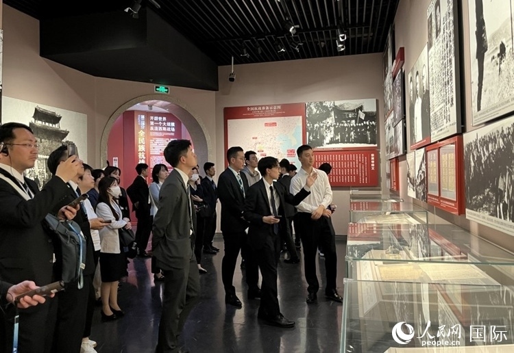 創(chuàng)價學會青年代表團成員在中國人民抗日戰(zhàn)爭紀念館參觀。人民網記者 陳思攝