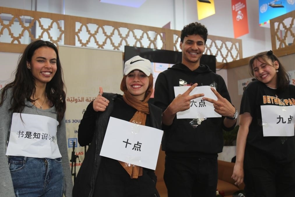 2024年4月24日，突尼斯高中生在首都突尼斯市舉辦的突尼斯國際書展上表演漢語節(jié)目。新華社發(fā)（阿代爾攝）