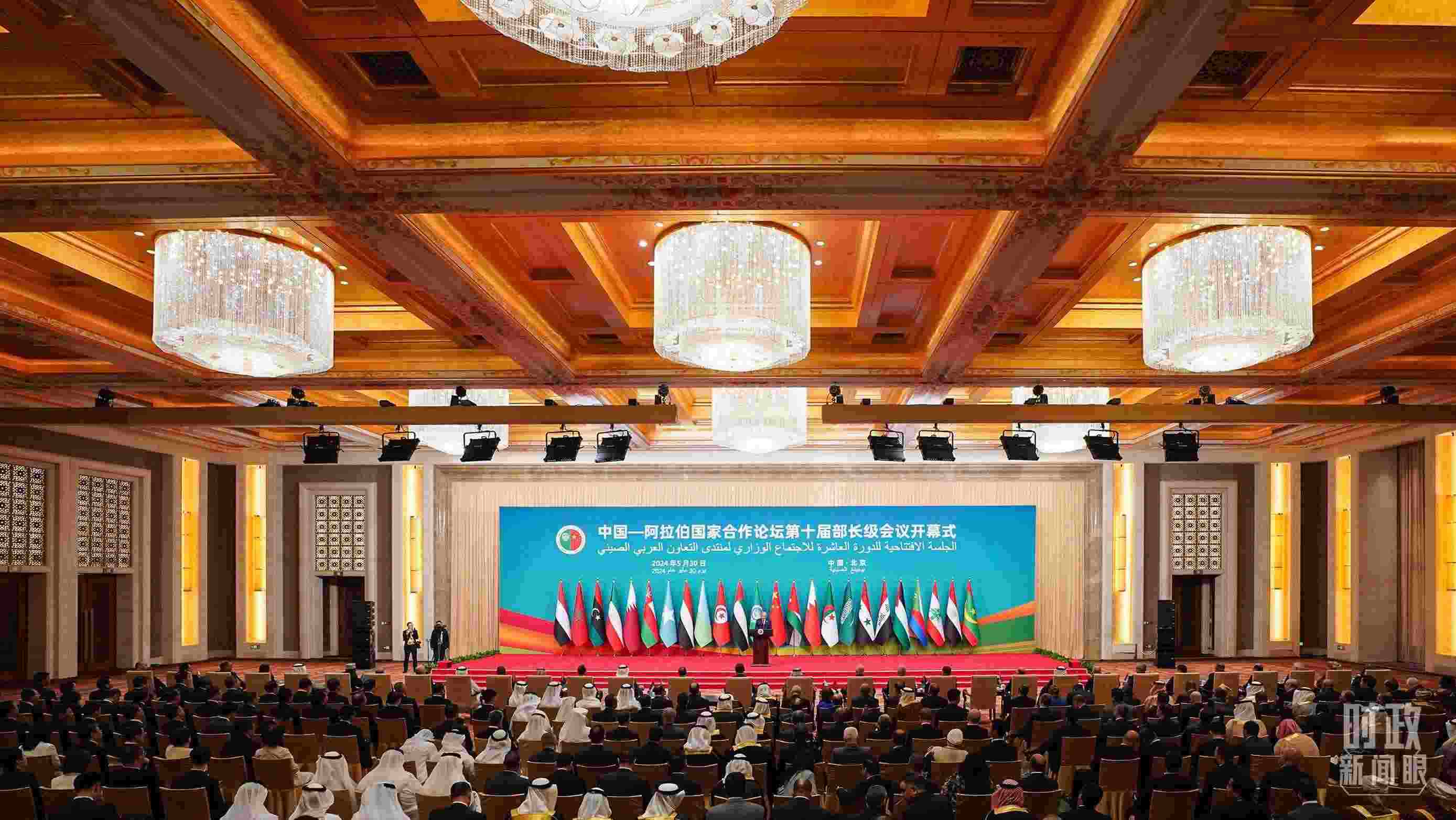 △5月30日開幕式現(xiàn)場，阿盟秘書長蓋特在致辭。（總臺國廣記者李晉拍攝）