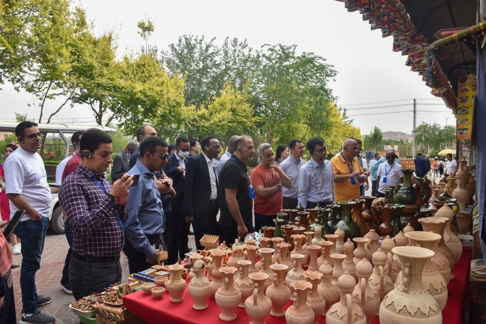 2023年5月31日，阿拉伯國(guó)家聯(lián)盟代表團(tuán)一行在新疆喀什古城參觀訪問(wèn)。新華社記者 高晗 攝