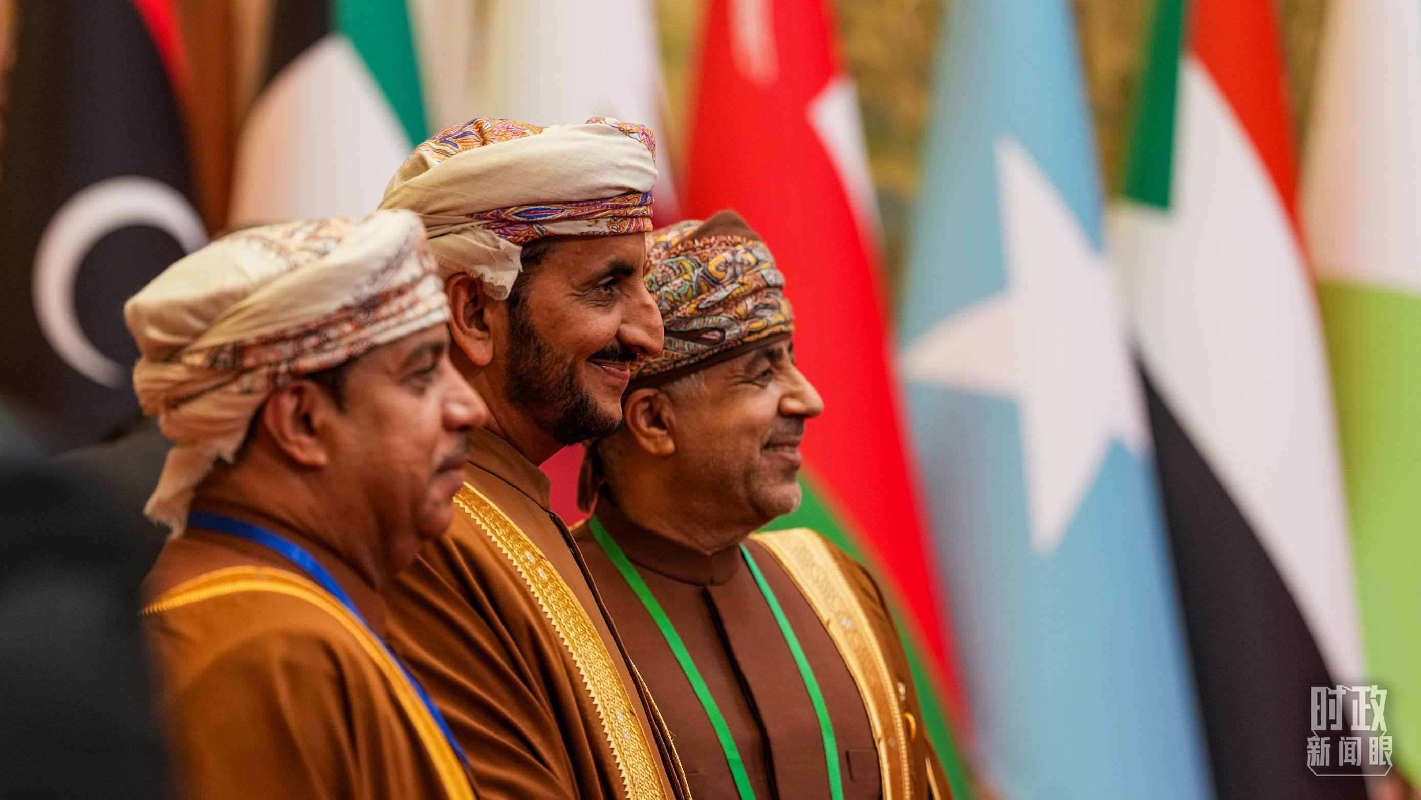 △與會代表在現(xiàn)場合影留念。（總臺國廣記者李晉拍攝）