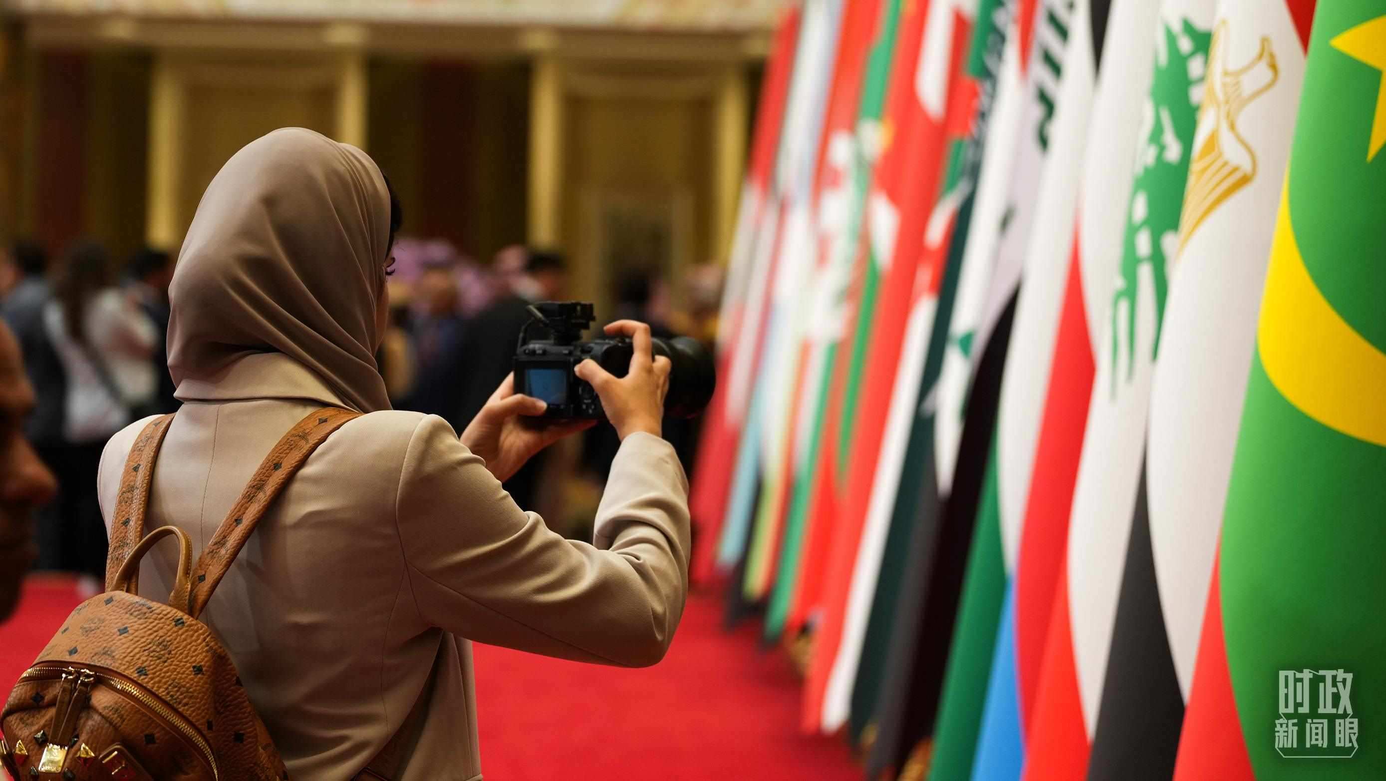 △外國媒體拍攝現(xiàn)場旗陣。（總臺國廣記者李晉拍攝）