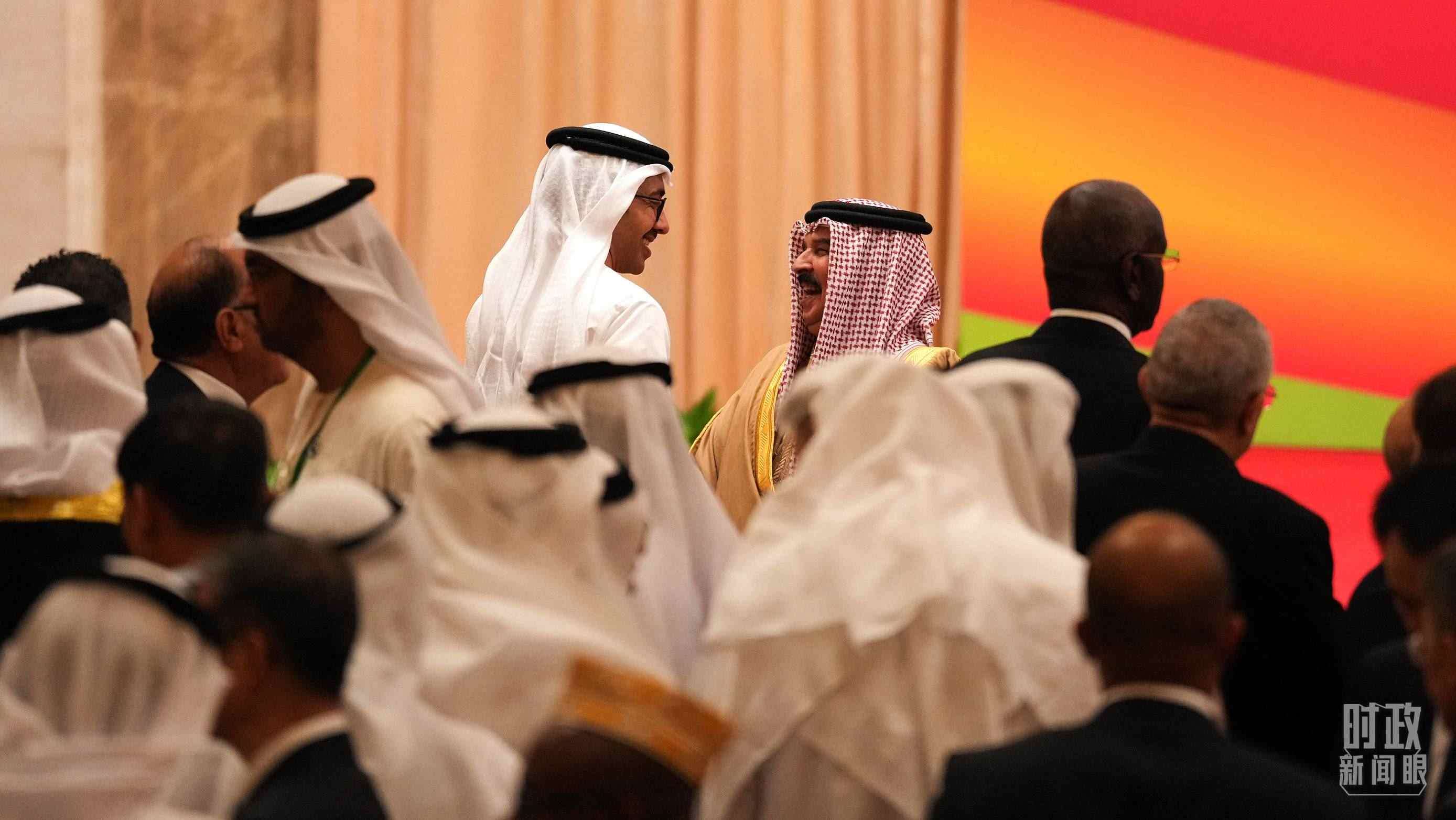 △與會代表在交談。（總臺國廣記者李晉拍攝）