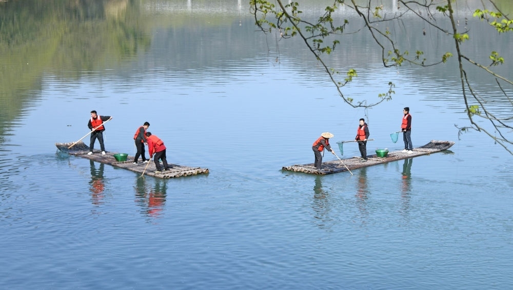 浙江省臺(tái)州市仙居縣步路鄉(xiāng)黨員志愿者與河長一起在永安溪巡河護(hù)水，清理雜物垃圾（2024年3月20日攝）。新華社發(fā)（王華斌攝）