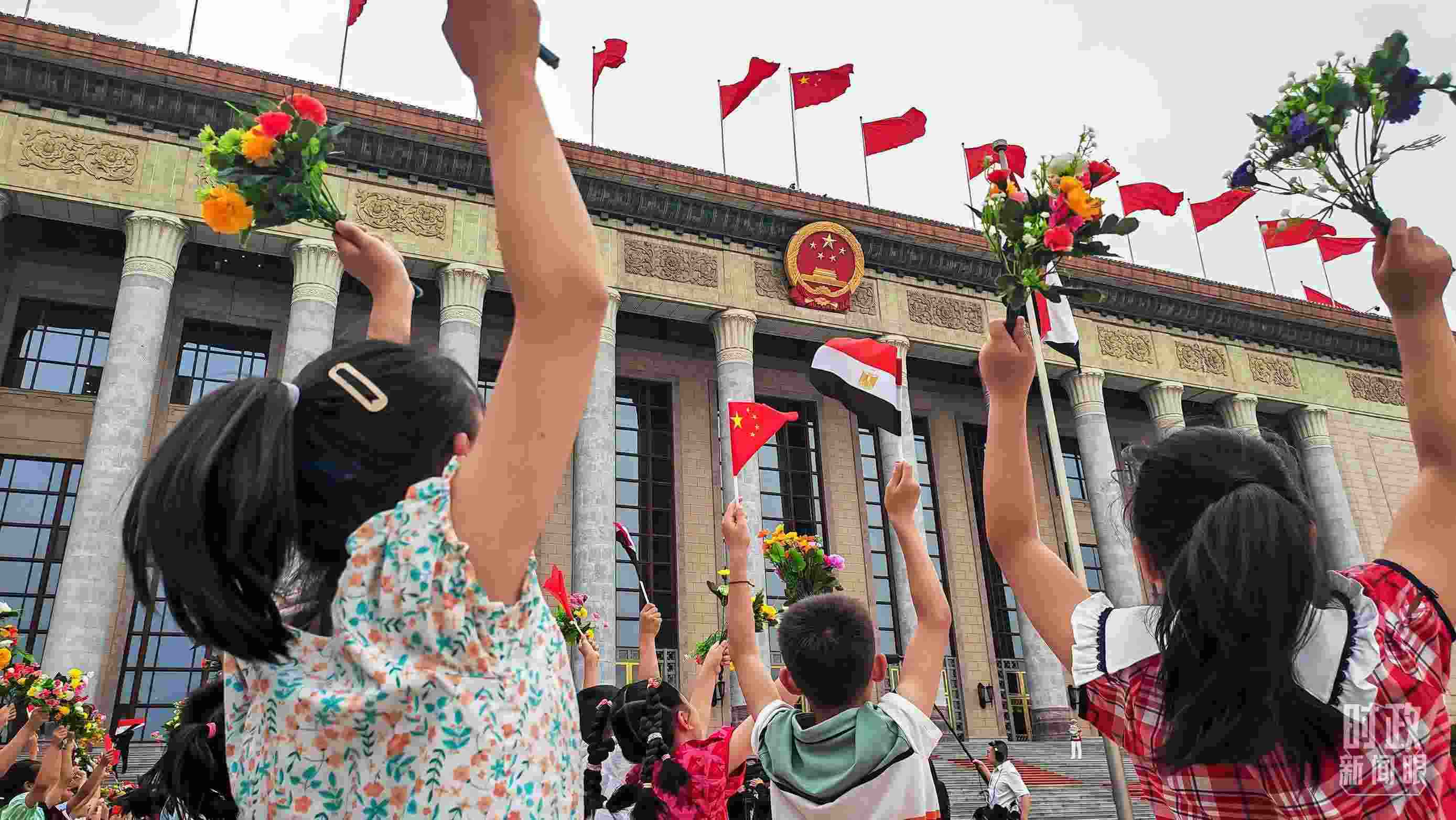 △5月29日下午，習(xí)近平主席舉行儀式歡迎埃及總統(tǒng)塞西訪華。圖為歡迎儀式現(xiàn)場的少年兒童。（總臺央視記者劉琦拍攝）