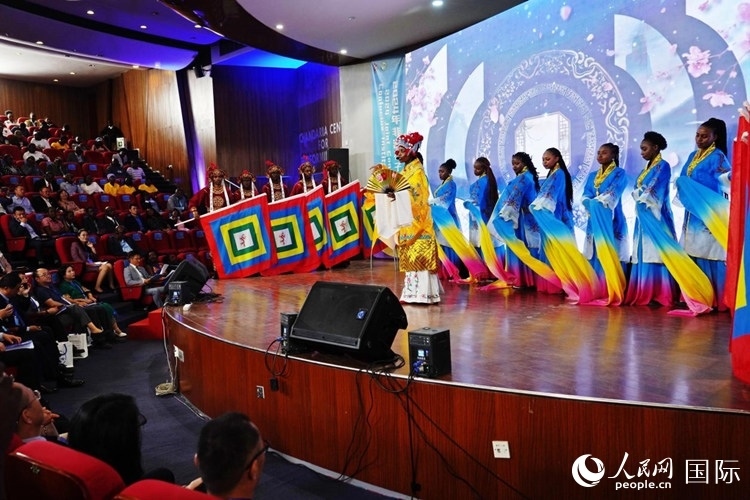 開幕式前，內(nèi)羅畢大學(xué)孔子學(xué)院學(xué)生進(jìn)行文藝表演。人民網(wǎng)記者 黃煒鑫攝