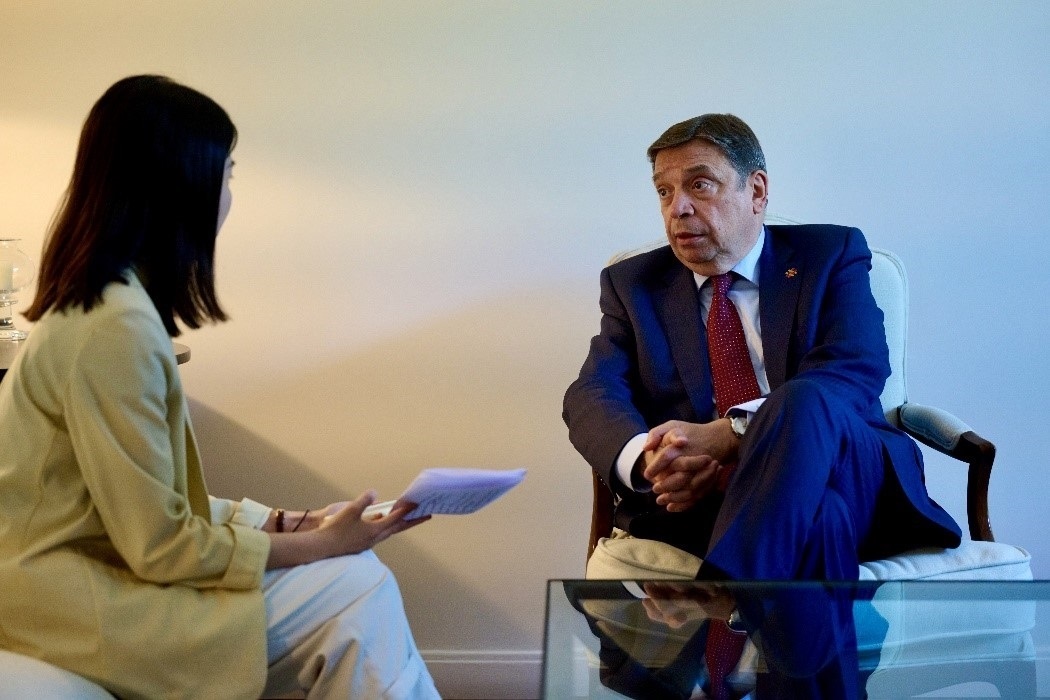 西班牙農(nóng)業(yè)、漁業(yè)和食品大臣普拉納斯接受人民網(wǎng)專訪。西班牙駐華大使館供圖