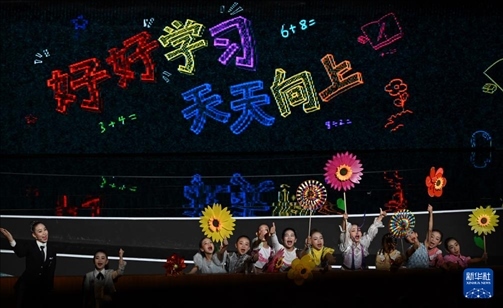 6月1日，演員在“我和祖國一起成長”主題演出活動中表演。新華社記者 金良快 攝