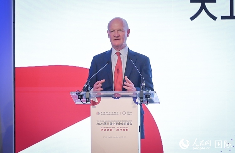 英國前負責大學與科研事務的國務大臣、英國皇家學會院士大衛(wèi)·威利茨致辭。人民網(wǎng) 郭錦標攝