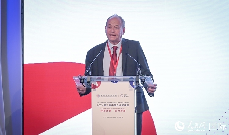 英國48家集團俱樂部榮譽主席斯蒂芬·佩里致辭。人民網(wǎng) 郭錦標攝