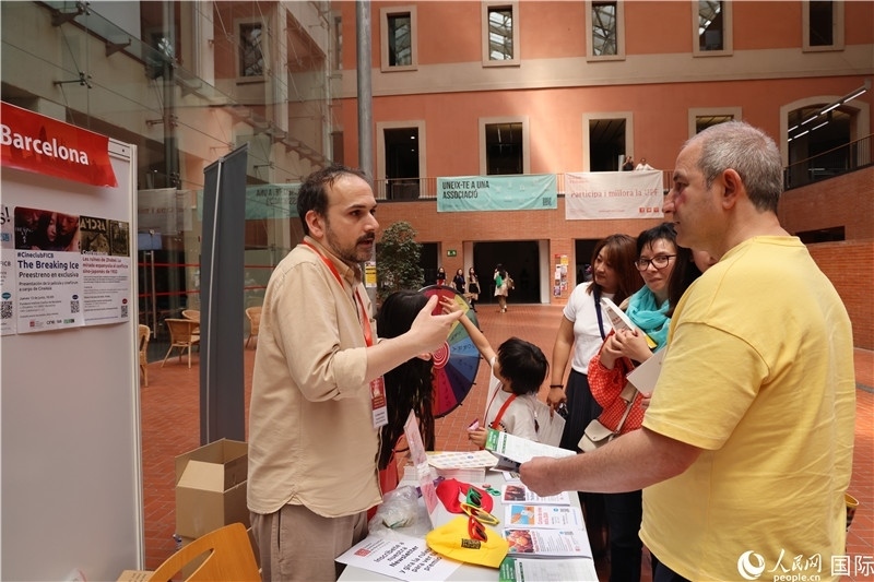 眾多西班牙家庭前來(lái)展會(huì)上詢(xún)問(wèn)信息（攝影：顏歡）