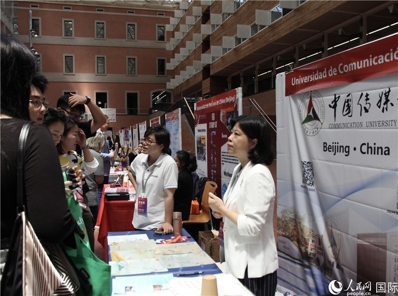 旅西華人華僑在展臺(tái)前咨詢(xún)。人民網(wǎng)記者 許海林?jǐn)z