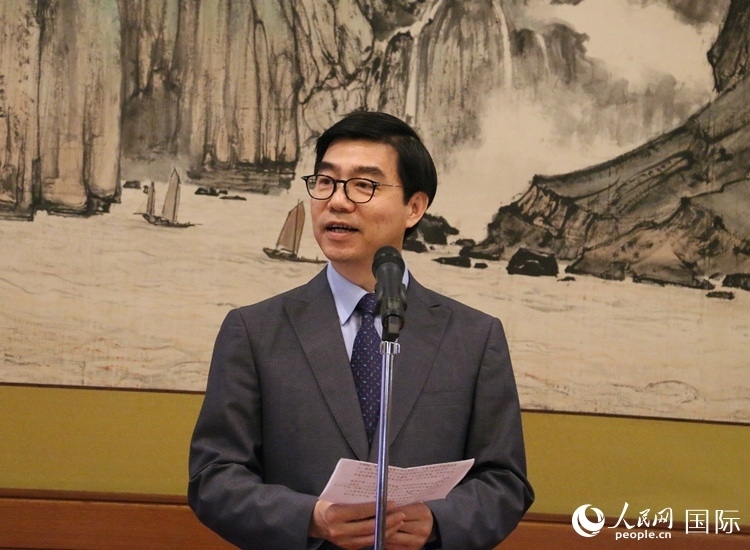 中國(guó)駐日本大使館施泳公使致辭。人民網(wǎng) 許可攝