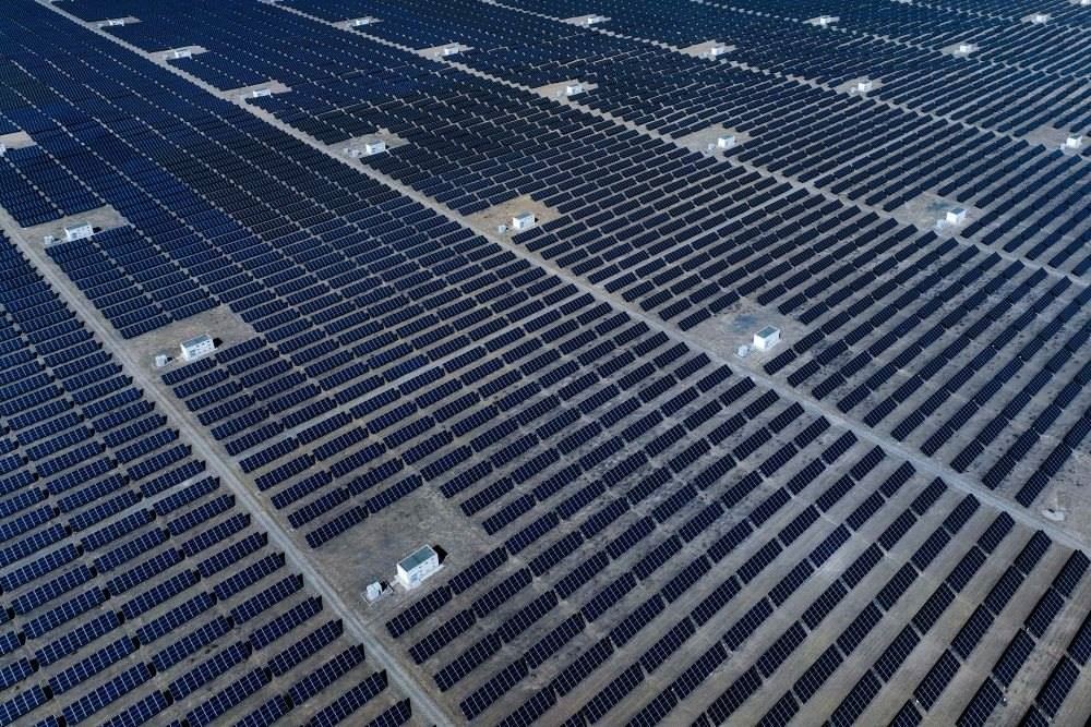 這是2024年4月15日在青海省海南藏族自治州共和縣塔拉灘綠色產(chǎn)業(yè)發(fā)展園區(qū)拍攝的光伏電站。新華社記者 張龍 攝