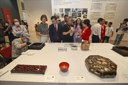 2023年5月28日，北京，推光漆器匠人為駐華使節(jié)展示技藝。