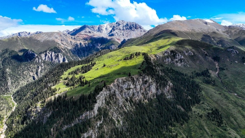 這是2023年6月18日在青海省玉樹藏族自治州囊謙縣拍攝的風光（無人機照片）。新華社記者 張龍 攝