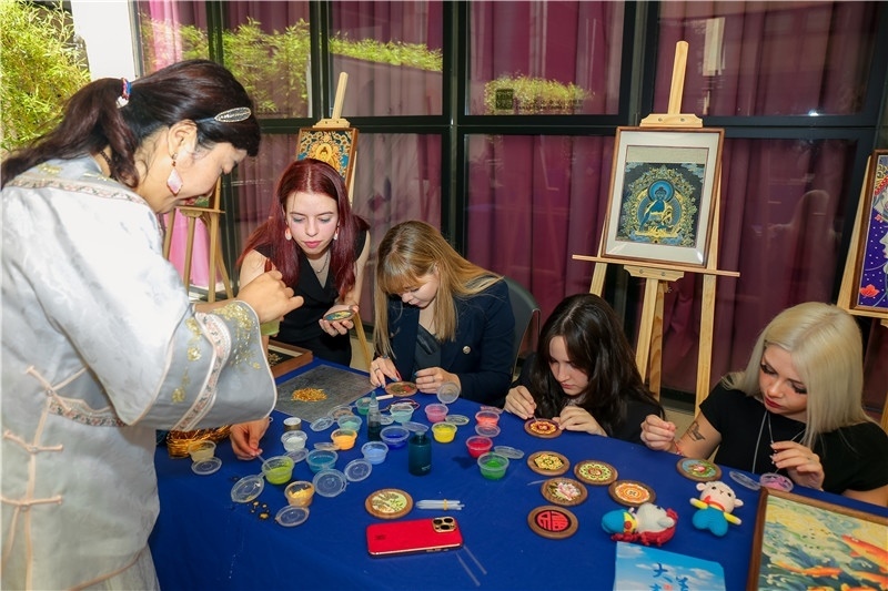 西班牙嘉賓參觀青海傳統(tǒng)手工技藝展示。主辦方供圖