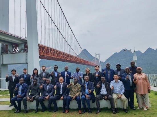 使節(jié)團(tuán)與壩陵河大橋合影。新華社記者 吳思 攝