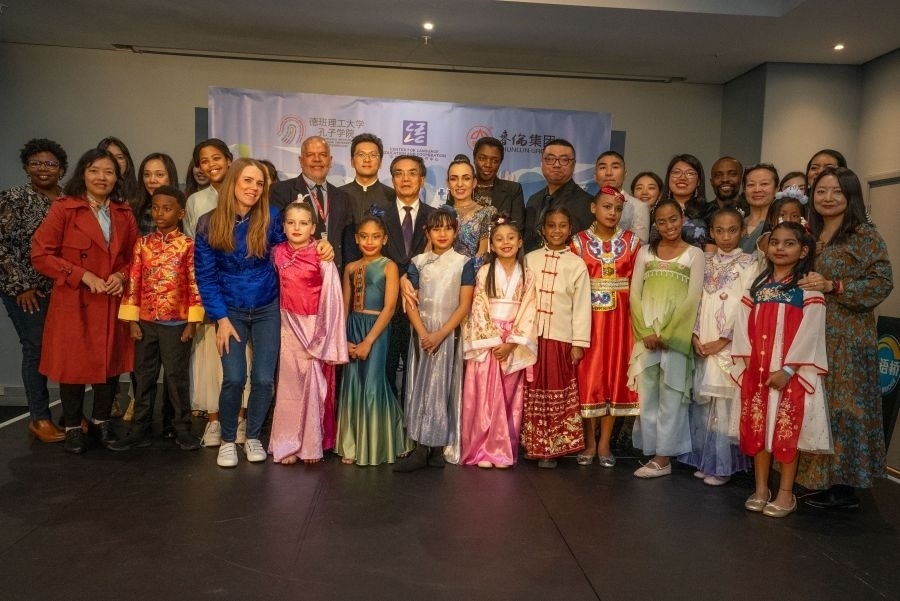 中南嘉賓與選手們合影。