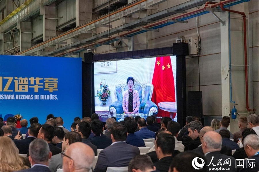 中國駐里約熱內(nèi)盧總領事田敏在視頻致辭中表示，中國是米納斯吉拉斯州第一大貿(mào)易伙伴和重要投資來源國。近年來，雙方在貿(mào)易投資、科技創(chuàng)新、裝備制造、人文交流等領域開展了富有成果的合作。 人民日報社拉美中心分社 威廉·科埃略·維亞納攝