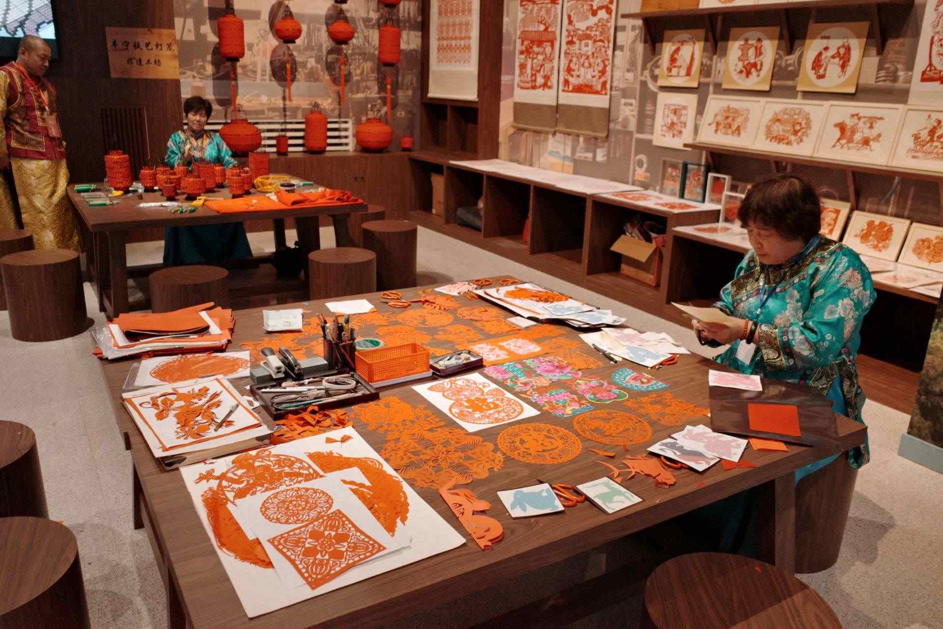 “氣象萬千——中國非遺保護(hù)實(shí)踐主題展”上，非遺傳承人現(xiàn)場展示。人民網(wǎng)記者 劉微攝