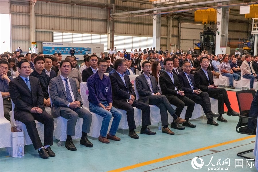 巴西米納斯吉拉斯州、波蘇阿雷格里市政府官員，徐工巴西制造的供應商、經(jīng)銷商、客戶伙伴和員工代表，以及在巴中資機構代表等200多人，出席了徐工巴西制造投產(chǎn)運營10周年暨第23456臺產(chǎn)品下線儀式。 人民網(wǎng) 威廉·科埃略·維亞納攝