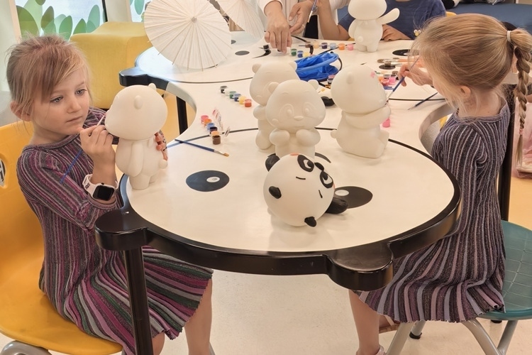 卡塔爾當(dāng)?shù)貎和瘏⑴c彩繪熊貓活動。四川省文旅廳供圖