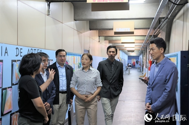 中國(guó)駐里約總領(lǐng)館商務(wù)參贊敬艷輝（右一）等嘉賓在里約孔院中方院長(zhǎng)孫艷萍（左一）帶領(lǐng)下，參觀薩繆爾·韋納公立學(xué)校的中文教室，了解該校中文教學(xué)軟硬件設(shè)施。人民網(wǎng)記者 時(shí)元皓攝