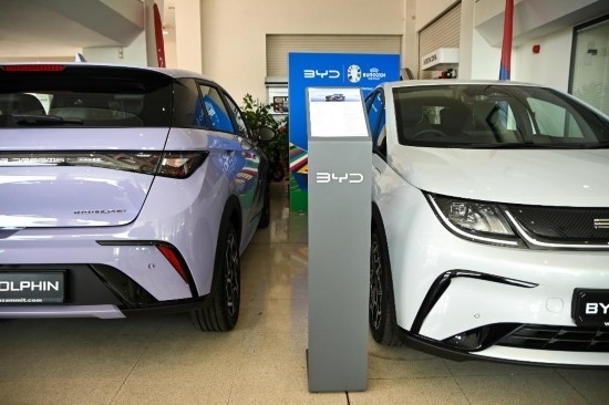 這是5月29日在馬耳他比爾基卡拉拍攝的展示廳里的比亞迪純電動汽車。新華社發(fā)（喬納森·博格 攝）