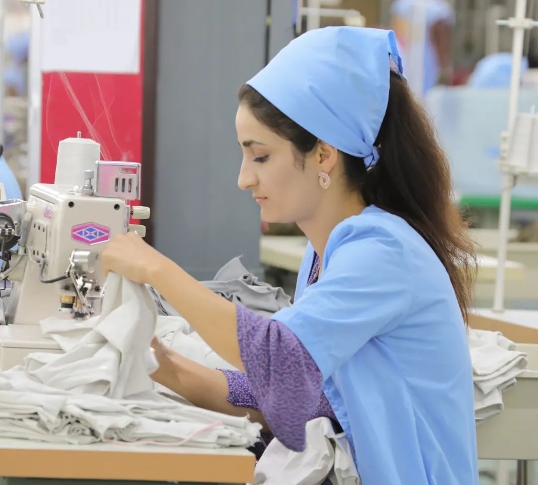 當?shù)毓と苏谶M行成衣縫紉。胡澤曦攝