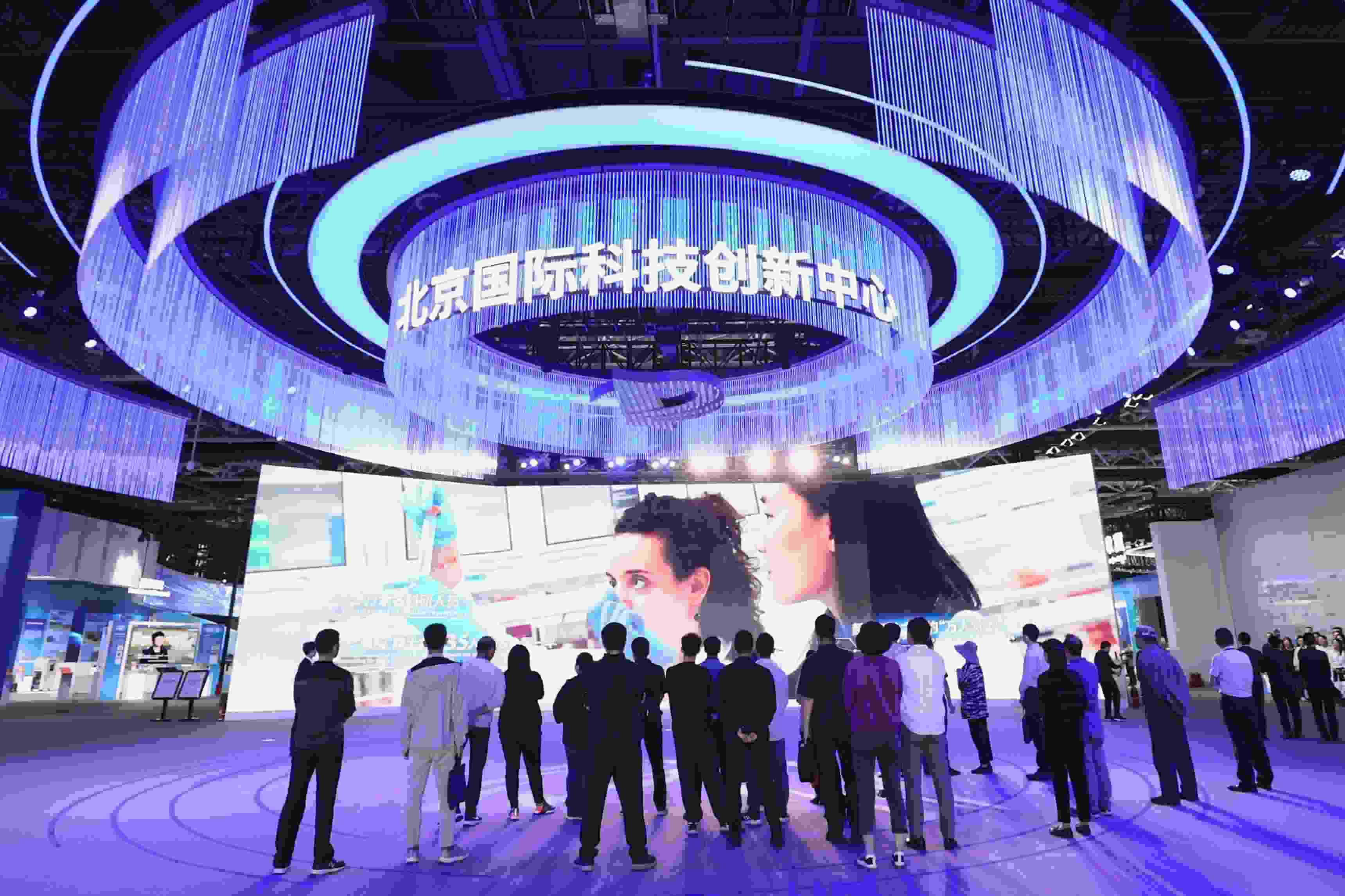 △2024年5月11日，觀眾在中關(guān)村展示中心觀看科技創(chuàng)新宣傳片。