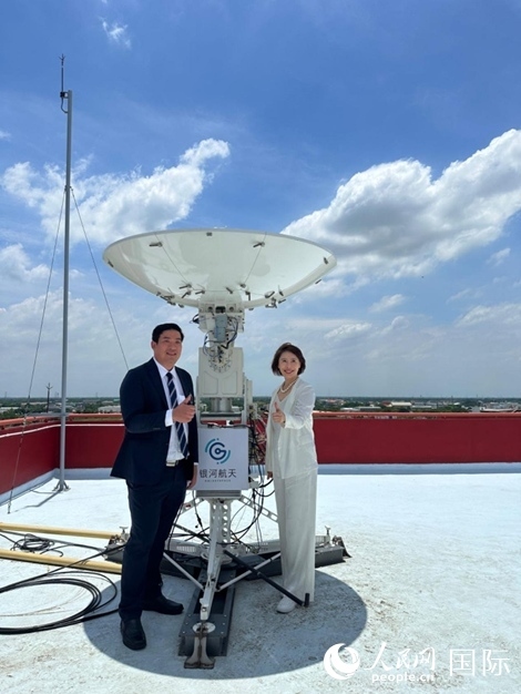 中泰兩國(guó)校企合作共贏。左為馬漢科理工大學(xué)校長(zhǎng)帕納威·普卡亞多，右為銀河航天聯(lián)合創(chuàng)始人劉暢。人民網(wǎng)記者 簡(jiǎn)承淵攝