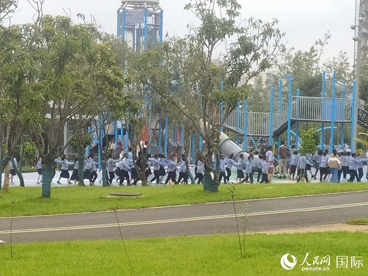 當?shù)貎和诠珗@做游戲。人民網(wǎng)記者 黃培昭攝